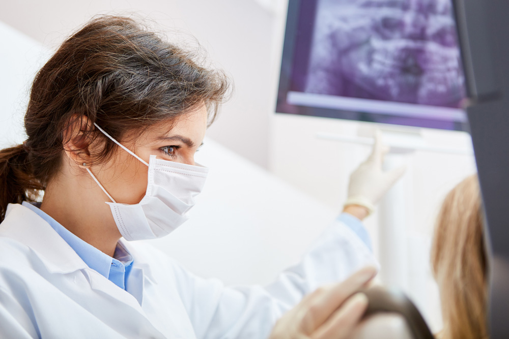 Ärztin mit Patientin bei Besprechung