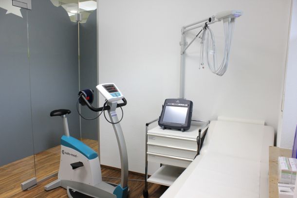 EKG-Untersuchungsgerät mit Liege